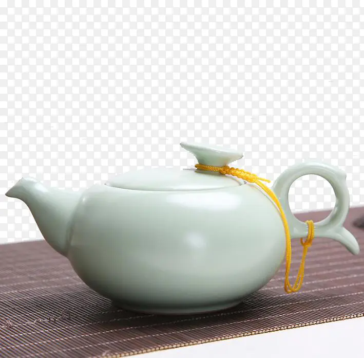 竹垫上的青瓷茶壶