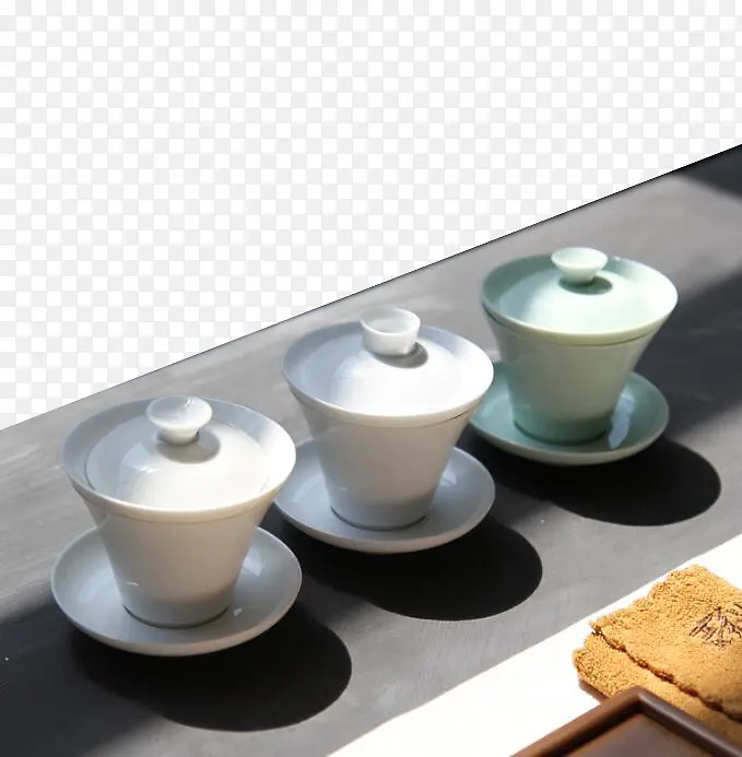 桌子上的陶瓷茶具盖碗