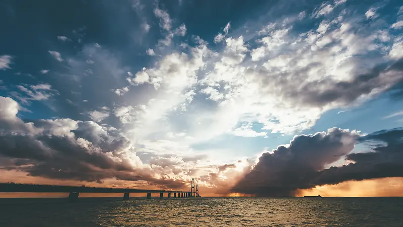 海面木桥白云海报背景