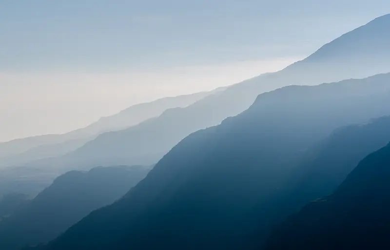 迷雾中的蓝色山峦