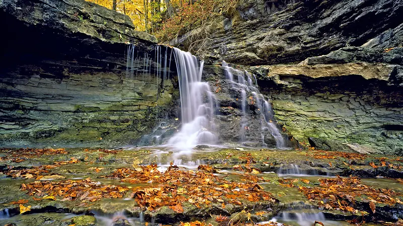 岩石瀑布流水秋天