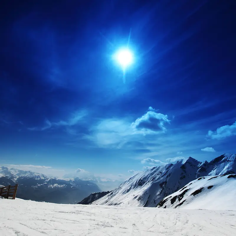 雪山山顶太阳海报背景