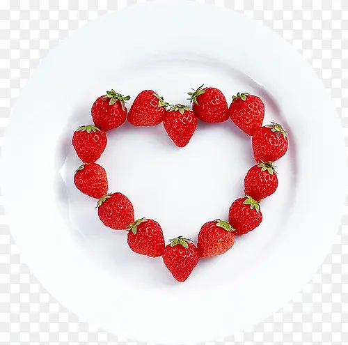 盘中摆放成心形的草莓
