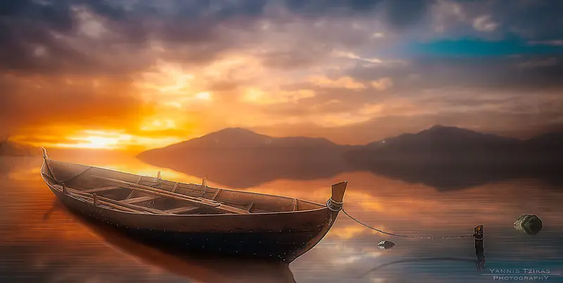 夕阳下云彩小船海面