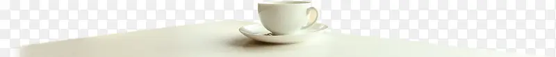 桌子上的洁白咖啡杯
