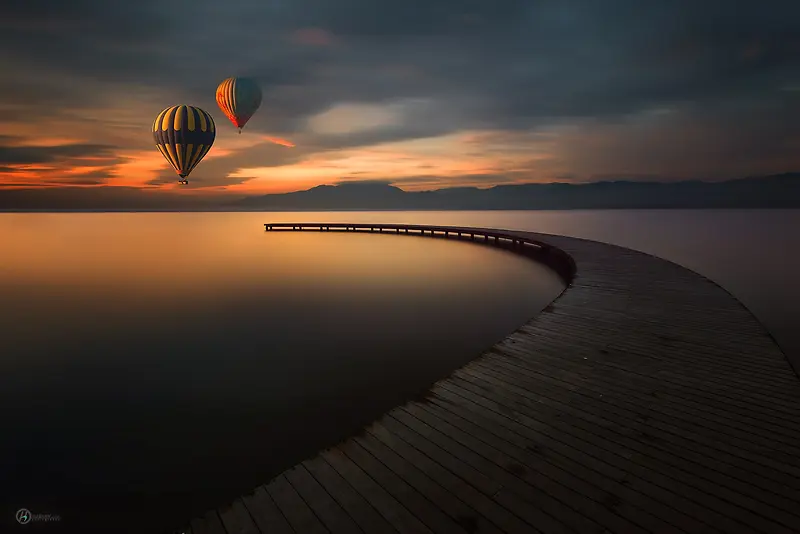 夕阳下的海面氢气球