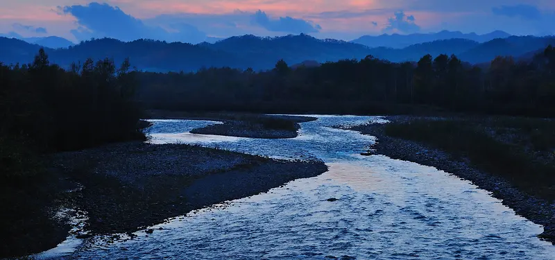 山峰河流背景