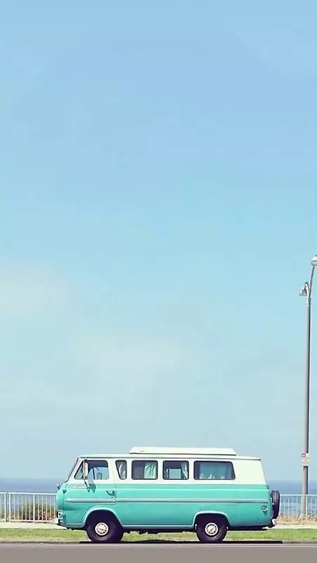 蓝色天空绿色小汽车