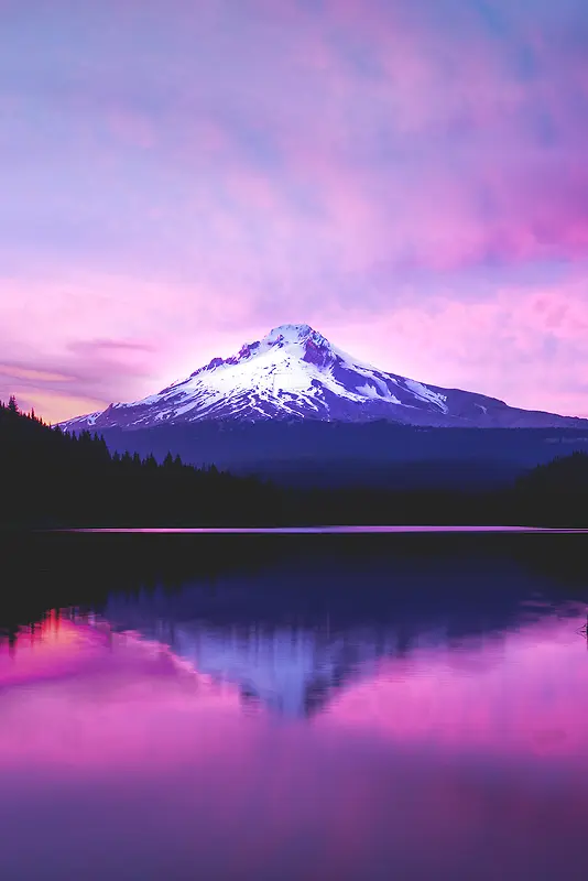 紫色天空雪山草地