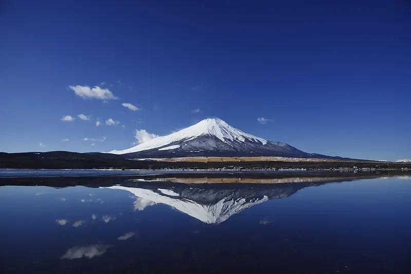 蓝天白云雪山海水壁纸