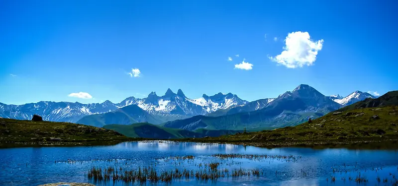 蓝天白云山峰背景