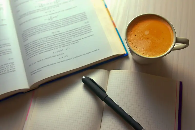 书本旁边的咖啡杯