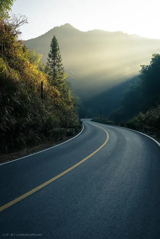 蜿蜒的山间马路海报背景