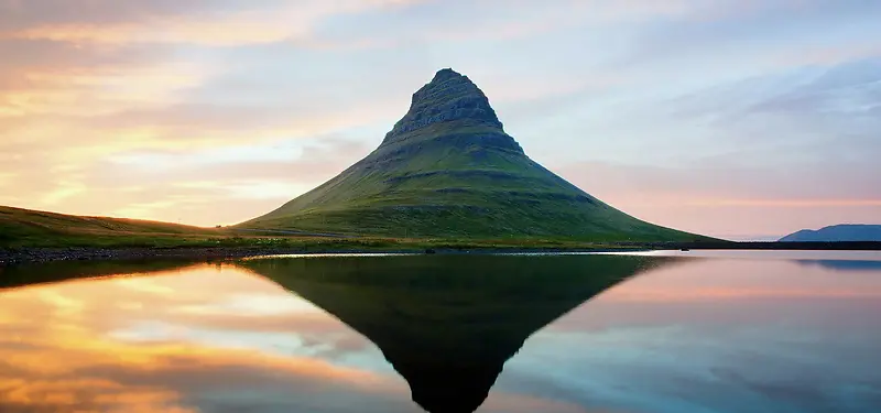 湖水山峰背景