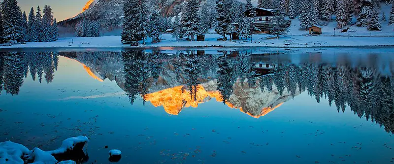 平静湖面背景