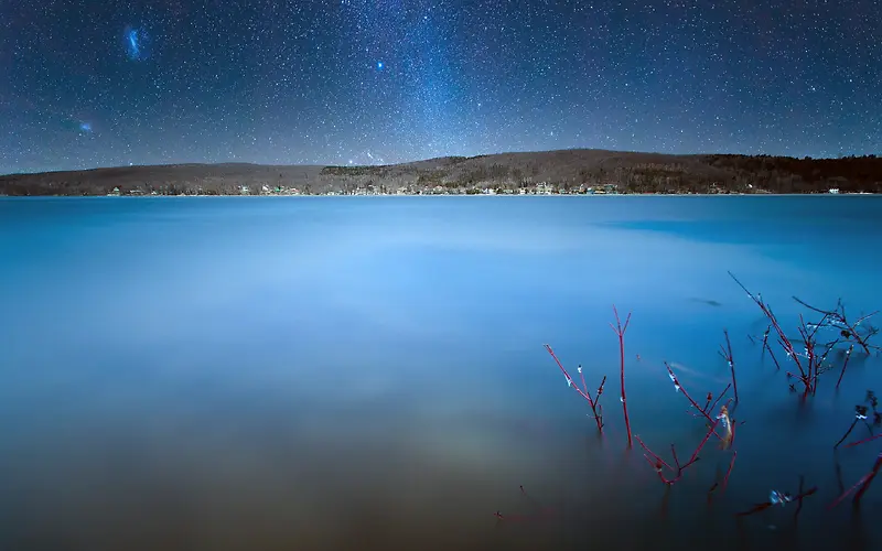 蓝色星空下的蓝色湖面