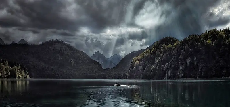 高山湖面背景