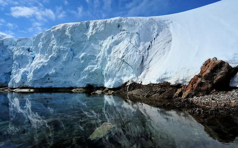 雪山中的湖水海报背景