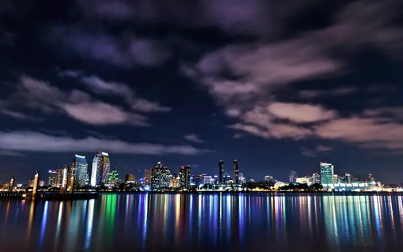 城市夜景倒映湖面