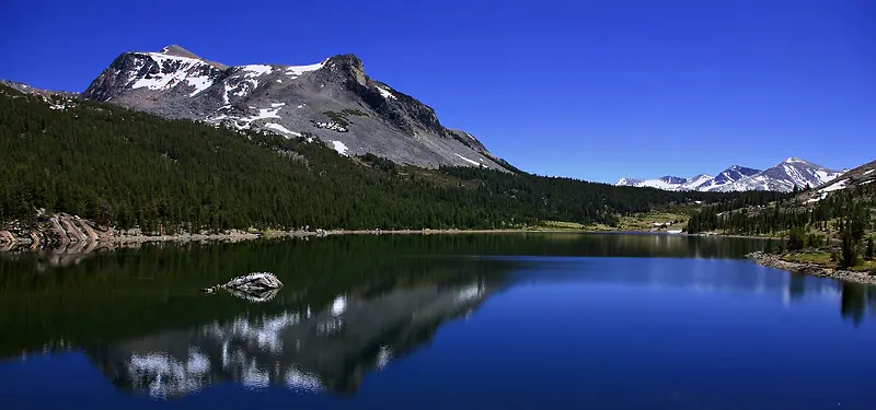 山峰树林湖水背景
