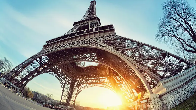 巴黎铁塔塔底阳光