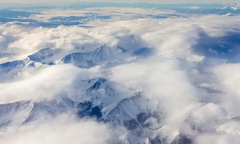 云层下的雪山海报背景