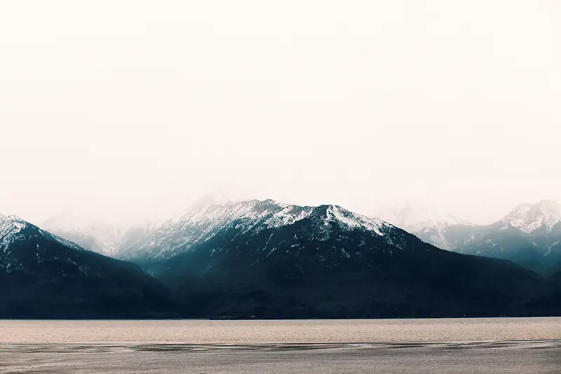 灰色迷雾雪山山峦