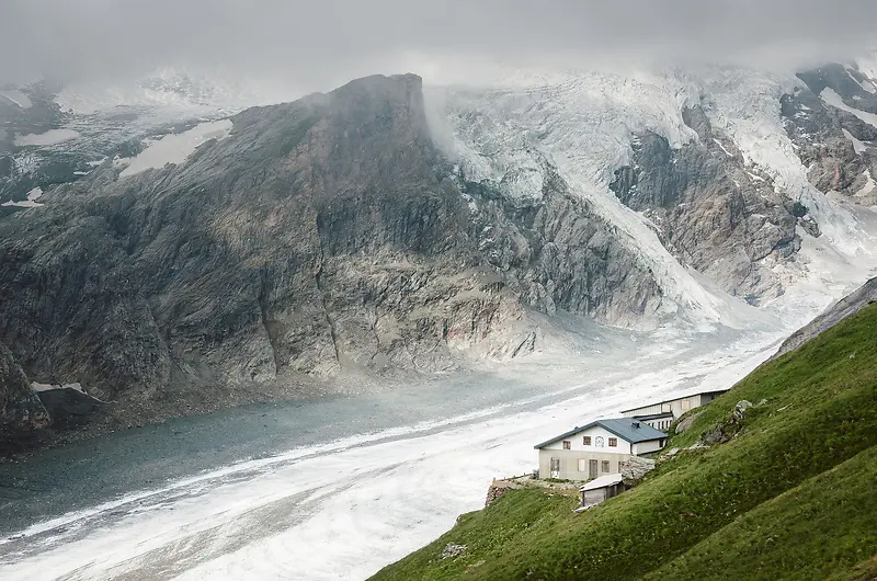 冬日雪山房屋草地