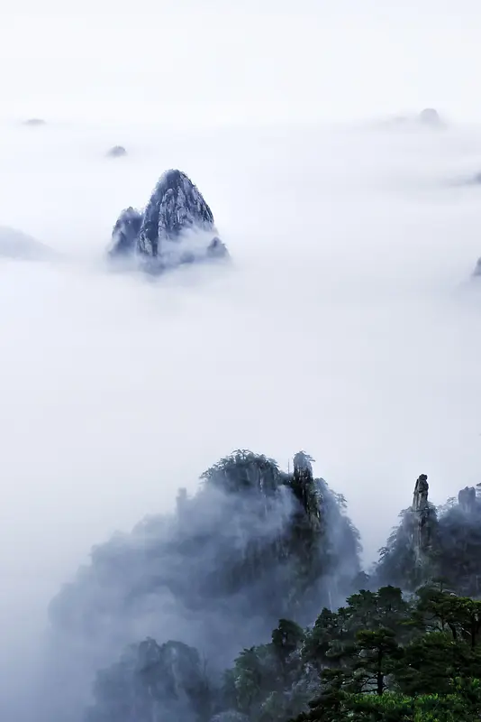 云海缭绕怪石嶙峋