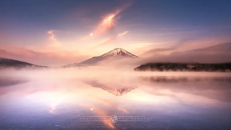 大雾水面倒影山峦海报背景