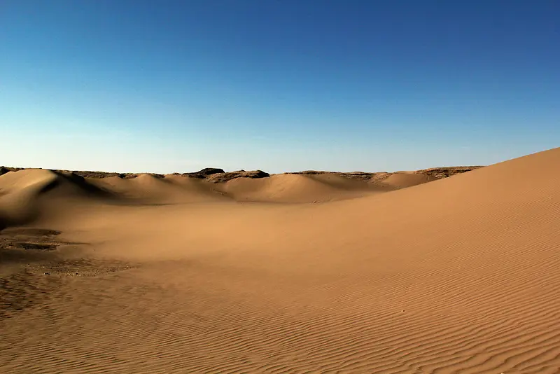 一片无迹的沙漠风景