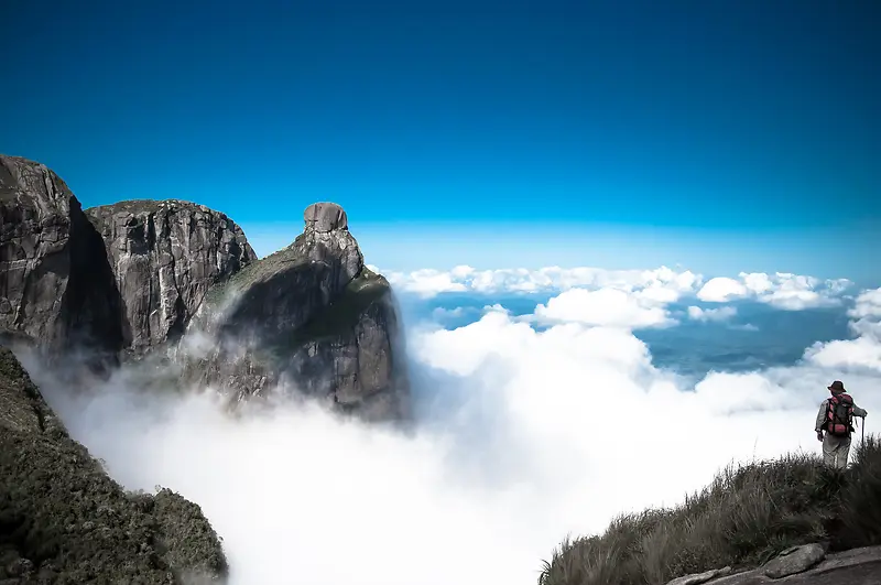 被云雾围绕的群山