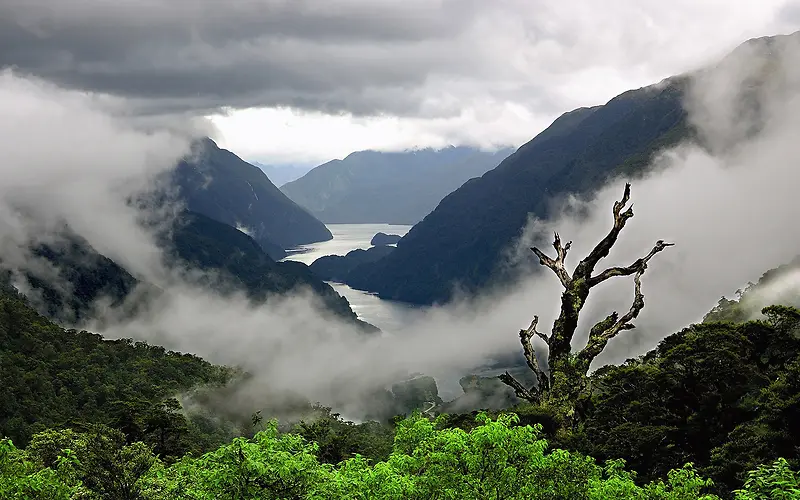 黑色山峰云雾高山