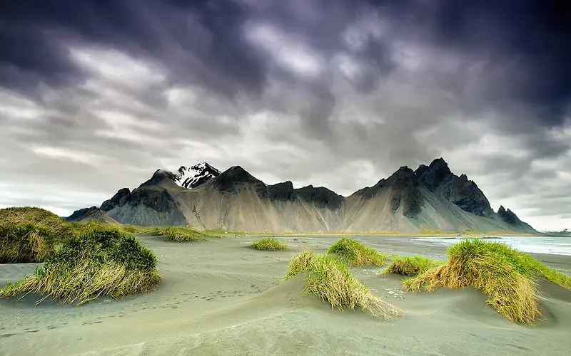 唯美乌云下的山峰海报背景