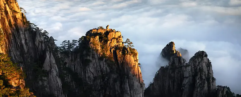 高山矗立神秘山峰