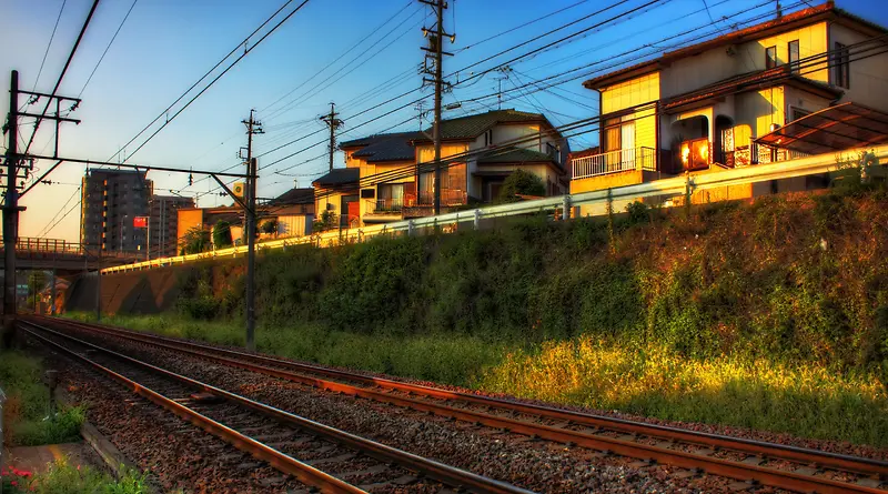 房屋前的铁轨海报背景