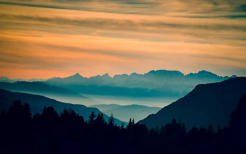 山峰树木夕阳图片