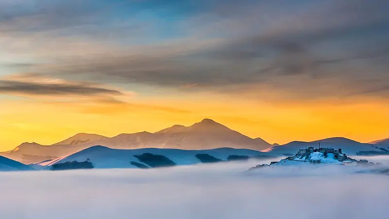 夕阳山峰云雾壁纸
