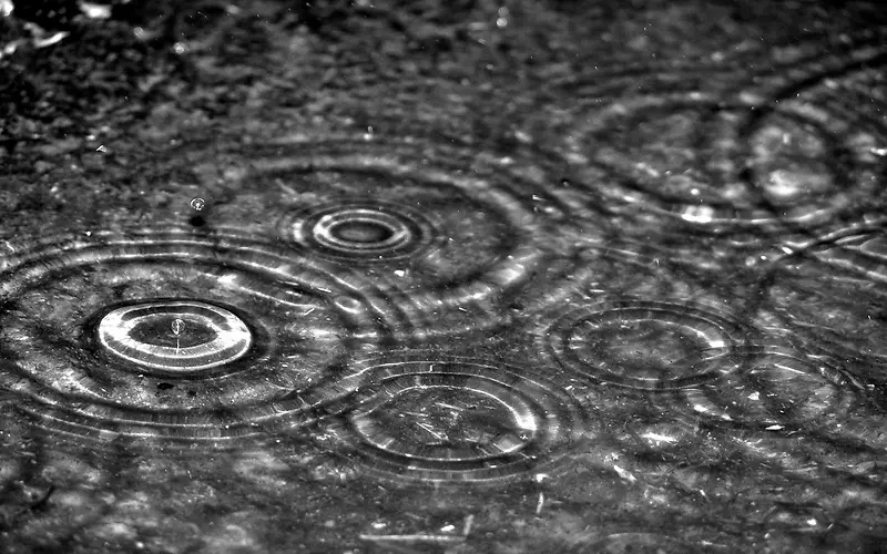 雨点打在地上特写